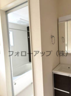 独立洗面台、小物を置くことができて便利です