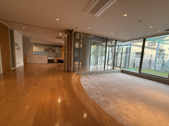 庭・サンルームを望むパーティールーム