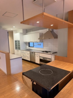 電磁調理器を仕込んだファミリーダイニングで団らん