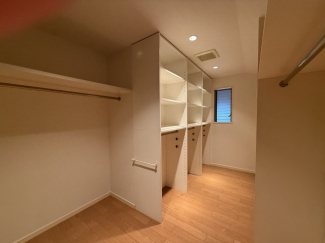 主寝室のウオークインクローゼット