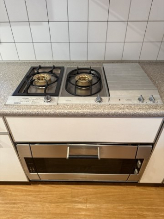 コンベック・グリル付きのキッチン