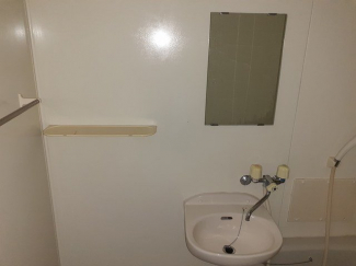 ゆったりとスペースのある洗面所