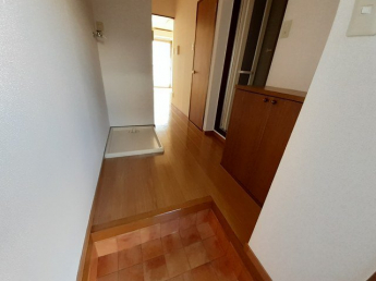 収納もある玄関です