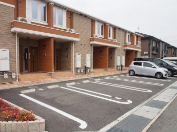 車をお持ちの方に嬉しい駐車場付きの物件です