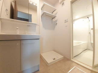 ゆったりとスペースのある洗面所