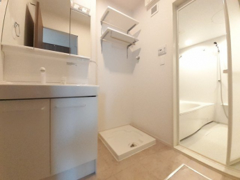 ゆったりとスペースのある洗面所