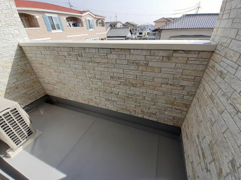 外からの目が気にならないバルコニーで洗濯物が干せます