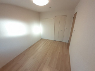 明るい色調の室内です