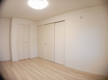 明るい色調の室内です