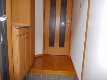 収納もある玄関です