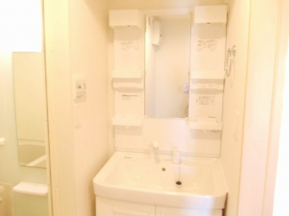 ゆったりとスペースのある洗面所