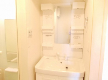 ゆったりとスペースのある洗面所