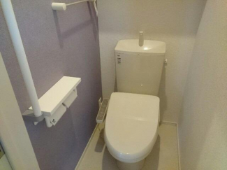 落ち着いた色調のトイレです