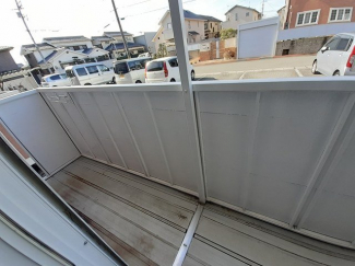 外からの目が気にならないバルコニーで洗濯物が干せます