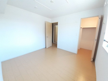 明るい色調の室内です