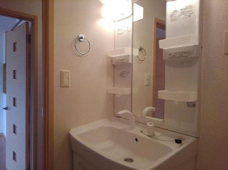 ゆったりとスペースのある洗面所