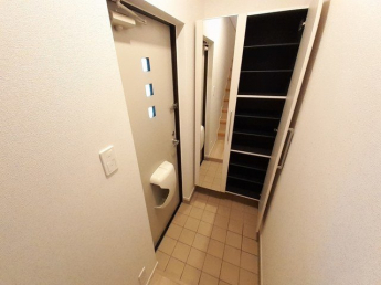 収納もある玄関です