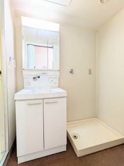 シャワー付き洗面台三面鏡になってますので、しっかり収納もでき