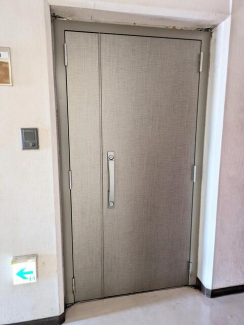 玄関扉は新しくなっております