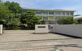 松山市立勝山中学校まで780m