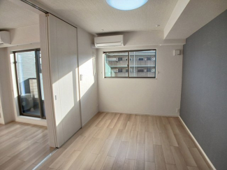 明るい色調の室内です