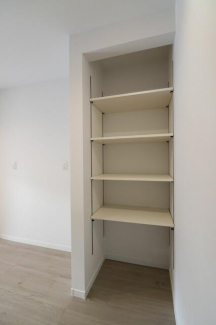 【施工例】キッチンにはパントリーがあり、お米や飲料水など買い