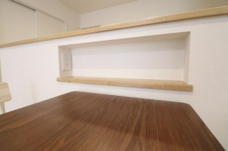 【施工例】ダイニング側にはニッチを設置。コンセントも付いてい
