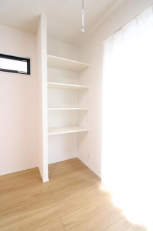 【施工例】リビングの一角に可動棚の収納を設置。