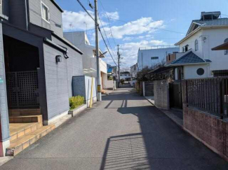 接道松山市道１５９号線、南に向かっての景色、対象地は右側にな