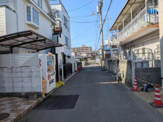 接道松山市道１５９号線、北に向かっての景色、対象地は左側にな