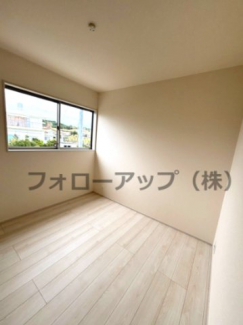 落ち着いた色調の洋室です