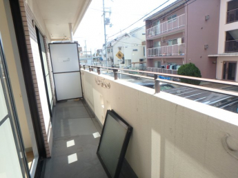 暖かな日差しのふりそそぐバルコニー