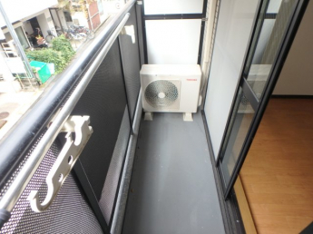 外からの目が気にならないバルコニーで洗濯物が干せます