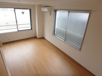 ゆったり過ごせる居間です