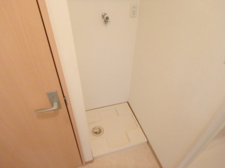 ゆったりとスペースのある洗面所