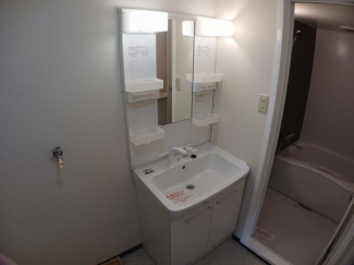 ゆったりとスペースのある洗面所
