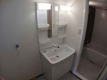 ゆったりとスペースのある洗面所