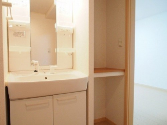 ゆったりとスペースのある洗面所