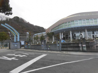 松山市立姫山小学校まで945m