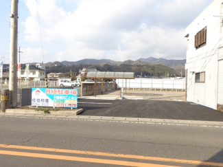 隣に月極め駐車場あります☆