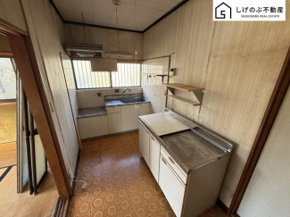 窓から陽射しが差し込み、明るいキッチンスペース。換気扇で間に合わないような強いにおいのお料理の時も、窓を開ける事でしっかり換気が出来ます。