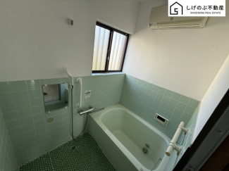窓付きのバスルームは、明るく換気環境も良好。日中の入浴も気持ちよくお使い頂けそうです。