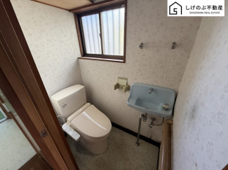 換気にも配慮した窓付きのトイレスペースとなっています。