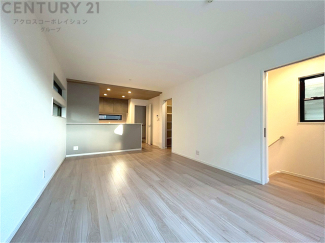 リビングダイニングは家族や友人とのコミュニケーションを楽しむ場所でくつろぎながら食事や会話を楽しめ、多目的に利用できリラックスできる空間です。家庭内の中心として機能し、快適な生活をサポートします。