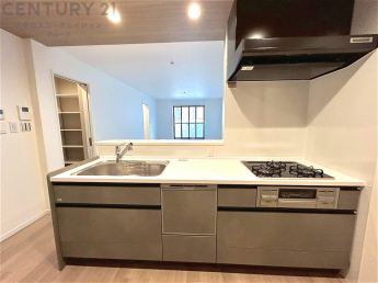 シンプルなデザインと使いやすさを兼ね備えた対面式システムキッチンは、効率的な作業スペースを提供し、家族やゲストとのコミュニケーションを促進します。