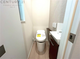 温水洗浄便座付トイレは温水洗浄機能により、暖かい水でおしりを洗浄することができ、冷たい水を使う従来の便座に比べ、温水洗浄機能で暖かいトイレを提供し、快適な使用を可能にします。