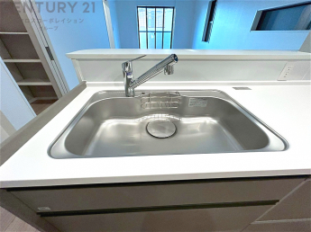 大きなシンクでお鍋などの大きな調理器具を洗う際にも便利です。
