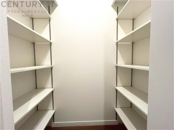 収納力が高く洋服や小物を整理しやすく、更衣室のように使え、部屋がすっきり保てます。収納の配置を自由に調整でき、換気性が良く防湿・防虫対策も可能。快適で機能的な生活空間を実現できます♪
