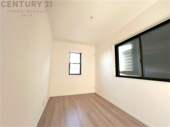 明るい色合いのフローリングとクロスを使用した洋室は家具やインテリアとも調和しやすく空間が広く感じられ開放感を生み出します。自然光を効果的に反射し、室内を明るく保つため、日中の照明使用を抑えられます。