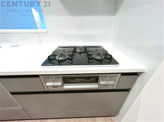 多数の調理器具を同時に使用でき、料理の効率化が可能。省エネで節約になり、様々な料理スタイルに適応できます。また、火力調整が独立しており、手入れや掃除もしやすく、今よりもっとお料理が楽しくなるかも。